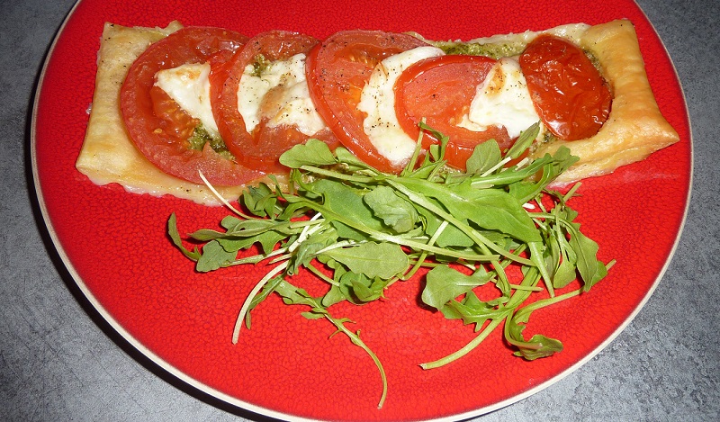 Tarte fine tomate mozza - recette tarte tomate mozza - recette tarte tomates mozzarella - recette tarte fine - recette tarte salee 3